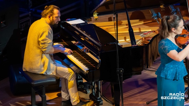 Borys Sawaszkiewicz – pianista, aranżer (od lewej), Karolina Hyla-Wybraniec (skrzypce). Fot. Robert Stachnik [Radio Szczecin] Konrad Słoka i Baltic Neopolis Orchestra gorąco oklaskiwani w Studiu Koncertowym Radia Szczecin [ZDJĘCIA]