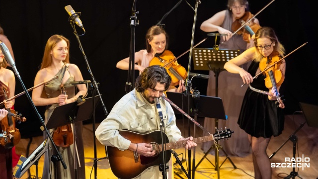 Konrad Słoka – wokalista, multiinstrumentalista, kompozytor i autor tekstów. Fot. Robert Stachnik [Radio Szczecin] Konrad Słoka i Baltic Neopolis Orchestra gorąco oklaskiwani w Studiu Koncertowym Radia Szczecin [ZDJĘCIA]