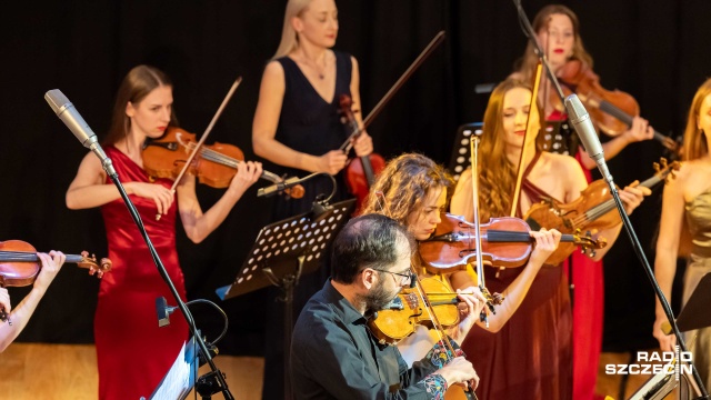Fot. Robert Stachnik [Radio Szczecin] Konrad Słoka i Baltic Neopolis Orchestra gorąco oklaskiwani w Studiu Koncertowym Radia Szczecin [ZDJĘCIA]