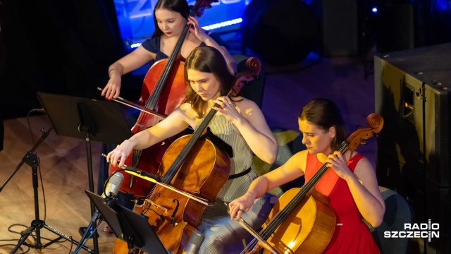 Fot. Robert Stachnik [Radio Szczecin] Konrad Słoka i Baltic Neopolis Orchestra gorąco oklaskiwani w Studiu Koncertowym Radia Szczecin [ZDJĘCIA]
