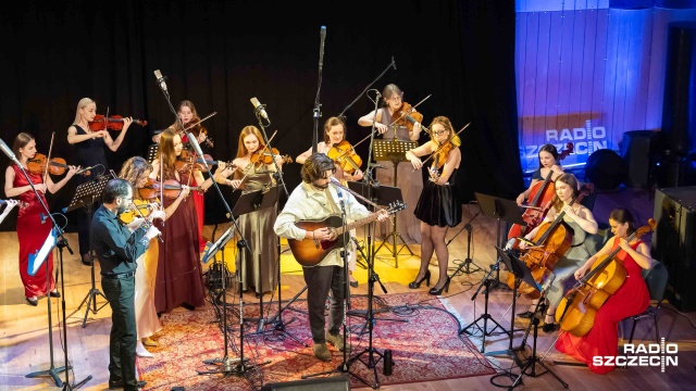 Fot. Robert Stachnik [Radio Szczecin] Konrad Słoka i Baltic Neopolis Orchestra gorąco oklaskiwani w Studiu Koncertowym Radia Szczecin [ZDJĘCIA]