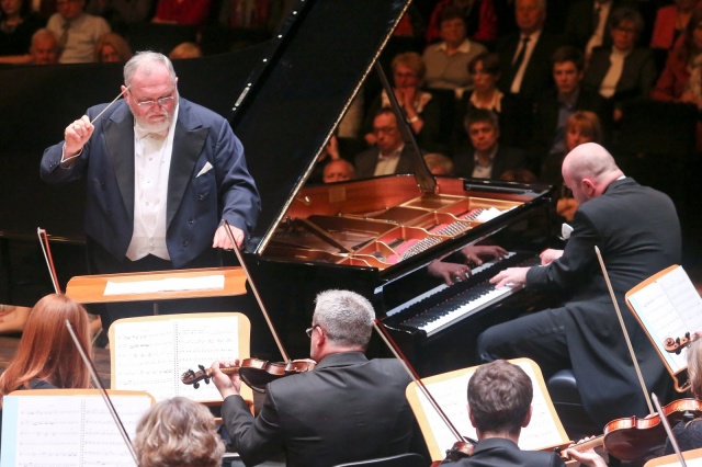 Jerzy Salwarowski – dyrygent (od lewej) i Hubert Salwarowski – pianista. Fot. Sebastin Wołosz Jerzy i Hubert Salwarowscy w Złotej Sali Filharmonii [ZDJĘCIA]