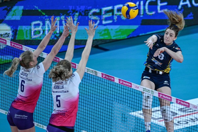 Atakująca Julia Hewelt z Lotto Chemika Police. Fot. PAP/Darek Delmanowicz Play-off o mistrza Polski. Lotto Chemik rozpoczął od porażki [ZDJĘCIA]
