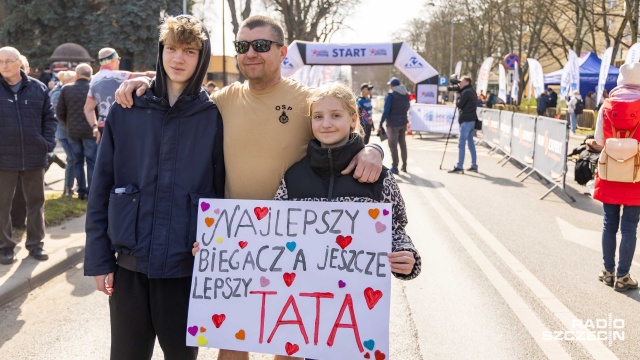 Fot. Robert Stachnik [Radio Szczecin] Ponad tysiąc biegaczy opanowało centrum Pyrzyc [WIDEO, ZDJĘCIA]