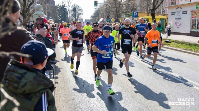 Fot. Robert Stachnik [Radio Szczecin] Ponad tysiąc biegaczy opanowało centrum Pyrzyc [WIDEO, ZDJĘCIA]