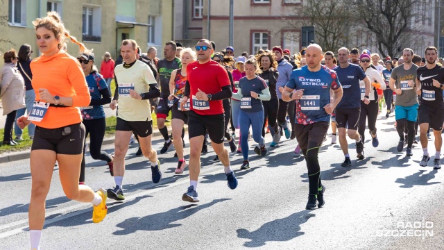 Fot. Robert Stachnik [Radio Szczecin] Ponad tysiąc biegaczy opanowało centrum Pyrzyc [WIDEO, ZDJĘCIA]