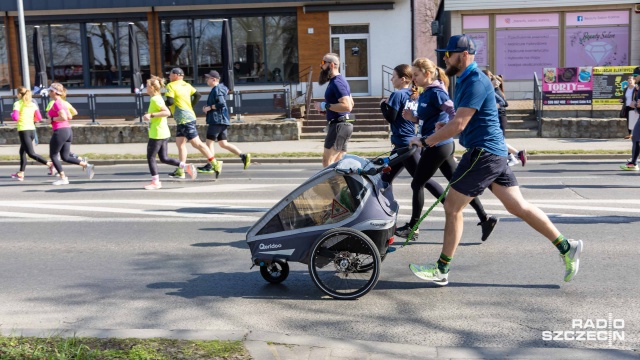 Fot. Robert Stachnik [Radio Szczecin] Ponad tysiąc biegaczy opanowało centrum Pyrzyc [WIDEO, ZDJĘCIA]