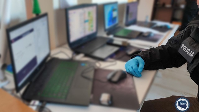 Fot. Centralne Biuro Zwalczania Cyberprzestępczości Cyberprzestępcy handlowali e-rezerwacjami do ZUW w Szczecinie [ZDJĘCIA]