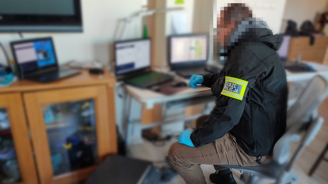 Fot. Centralne Biuro Zwalczania Cyberprzestępczości Cyberprzestępcy handlowali e-rezerwacjami do ZUW w Szczecinie [ZDJĘCIA]