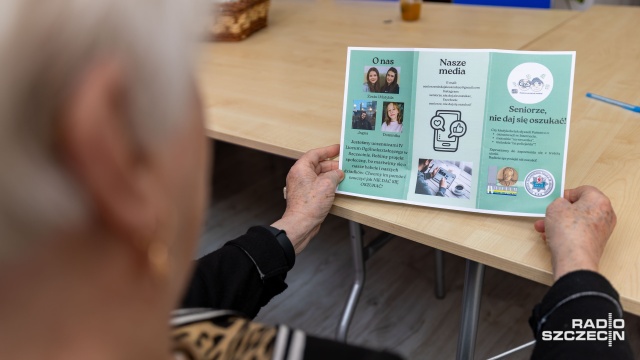 Fot. Robert Stachnik [Radio Szczecin] Młodzież tłumaczy seniorom, jak nie dać się oszukać [ZDJĘCIA]