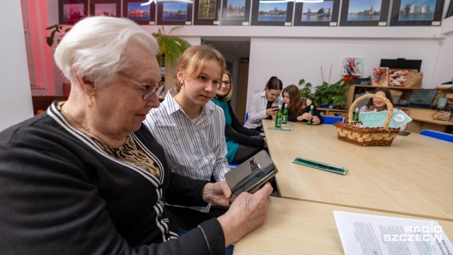 Fot. Robert Stachnik [Radio Szczecin] Młodzież tłumaczy seniorom, jak nie dać się oszukać [ZDJĘCIA]