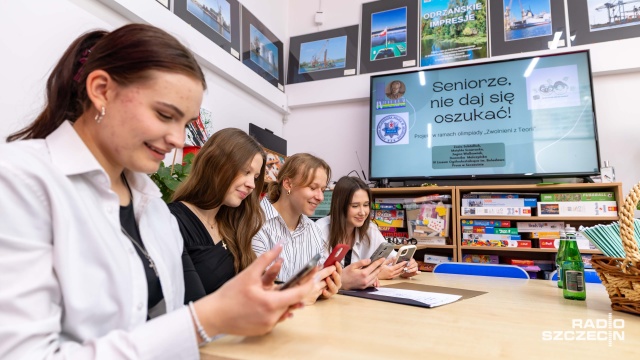 Fot. Robert Stachnik [Radio Szczecin] Młodzież tłumaczy seniorom, jak nie dać się oszukać [ZDJĘCIA]