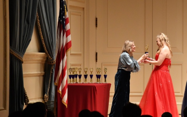 Weronika Włodarczyk – mezzosopranistka w Carnegie Hall odbiera laury Międzynarodowego Konkursu „Golden Classical Music Awards” w Nowym Jorku z rąk Victorii Montserrat – dyrektor artystycznej Konkursu. Fot. Materiały prasowe organizatora Weronika Włodarczyk zadebiutowała w nowojorskiej Carnegie Hall [ZDJĘCIA]