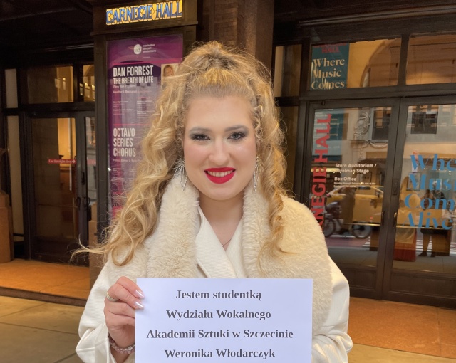 Weronika Włodarczyk – mezzosopranistka przed gmachem Carnegie Hall w Nowym Jorku. Fot. Barbara Włodarczyk Weronika Włodarczyk zadebiutowała w nowojorskiej Carnegie Hall [ZDJĘCIA]
