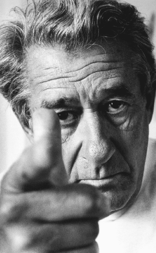 Helmut Newton, Self-Portrait, Monte Carlo 1993. Zdjęcie dzięki uprzejmości © Helmut Newton Foundation "Music&Portraits" Helmuta Newtona w Galerii Poziom 4. Filharmonii w Szczecinie [ZDJĘCIA]