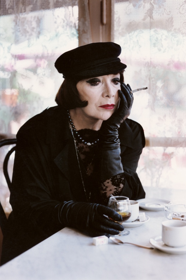 Juliette Gréco, German Vogue, Menton, 1993. Zdjęcie dzięki uprzejmpości © Helmut Newton Foundation "Music&Portraits" Helmuta Newtona w Galerii Poziom 4. Filharmonii w Szczecinie [ZDJĘCIA]