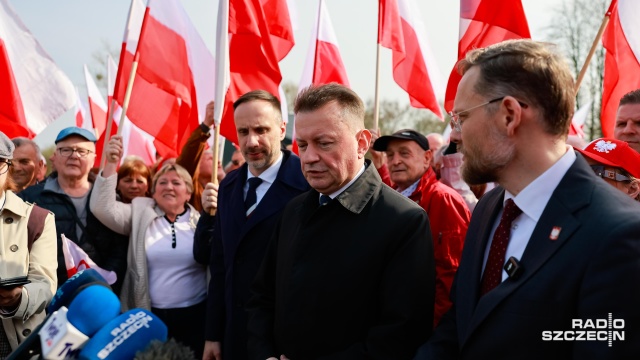 W pikiecie udział wziął były minister obrony narodowej Mariusz Błaszczak. Fot. Robert Stachnik [Radio Szczecin] Protest przeciw nielegalnej migracji na granicy w Rosówku [ZDJĘCIA]