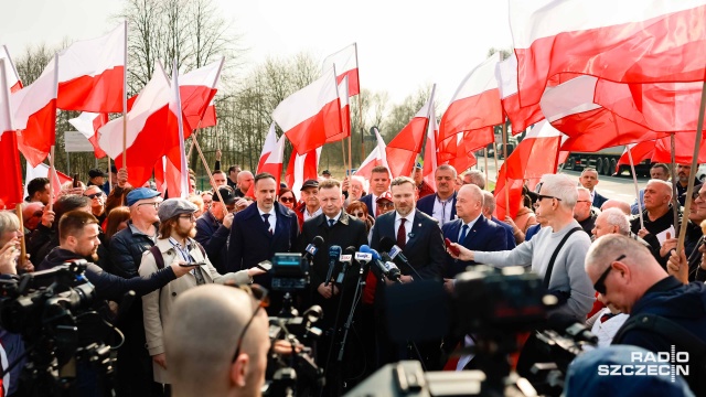 W pikiecie udział wziął były minister obrony narodowej Mariusz Błaszczak. Fot. Robert Stachnik [Radio Szczecin] Protest przeciw nielegalnej migracji na granicy w Rosówku [ZDJĘCIA]