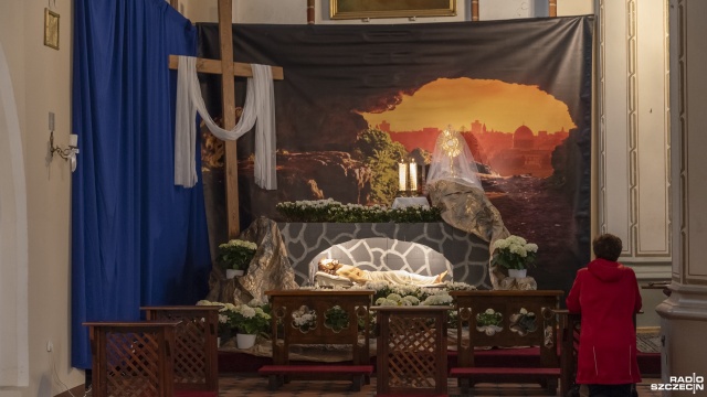 Fot. Kamila Kozioł [Radio Szczecin] Szczecinianie odwiedzają tradycyjne Groby Pańskie [WIDEO, ZDJĘCIA]