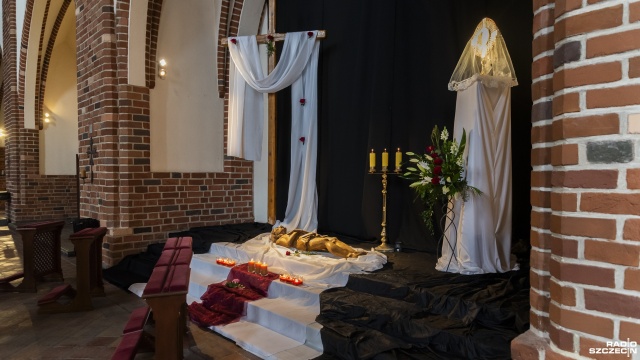 Fot. Kamila Kozioł [Radio Szczecin] Szczecinianie odwiedzają tradycyjne Groby Pańskie [WIDEO, ZDJĘCIA]