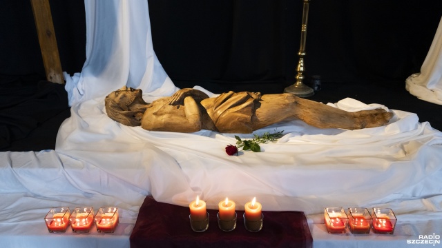 Fot. Kamila Kozioł [Radio Szczecin] Szczecinianie odwiedzają tradycyjne Groby Pańskie [WIDEO, ZDJĘCIA]