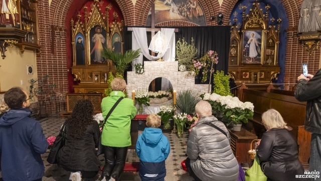 Fot. Kamila Kozioł [Radio Szczecin] Szczecinianie odwiedzają tradycyjne Groby Pańskie [WIDEO, ZDJĘCIA]