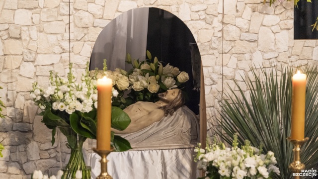 Fot. Kamila Kozioł [Radio Szczecin] Szczecinianie odwiedzają tradycyjne Groby Pańskie [WIDEO, ZDJĘCIA]