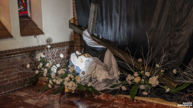 Fot. Kamila Kozioł [Radio Szczecin] Szczecinianie odwiedzają tradycyjne Groby Pańskie [WIDEO, ZDJĘCIA]