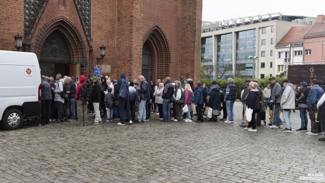 Fot. Kamila Kozioł [Radio Szczecin] Święconka Jakubowa dla ubogich. Caritas obdarował potrzebujących [WIDEO, ZDJĘCIA]