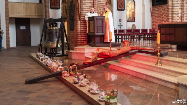 Fot. Kamila Kozioł [Radio Szczecin] Święconka Jakubowa dla ubogich. Caritas obdarował potrzebujących [WIDEO, ZDJĘCIA]