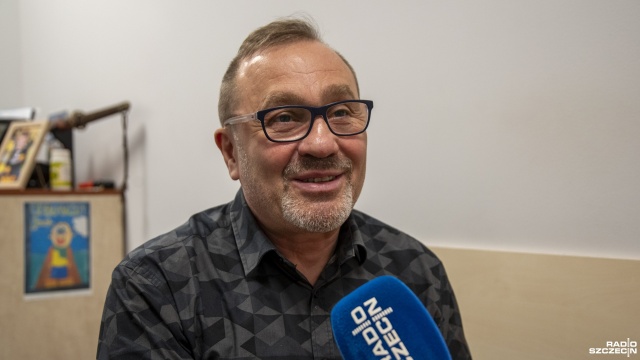 Arkadiusz Kuzio. Fot. Kamila Kozioł [Radio Szczecin] Kocie oczka na Skolwinie. Zdania wśród mieszkańców są podzielone [ZDJĘCIA]