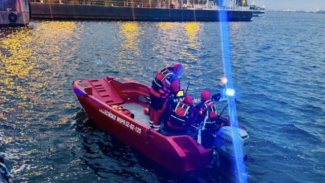 Fot. WOPR Świnoujście Auto na dnie Kanału Piastowskiego w Świnoujściu [ZDJĘCIA]