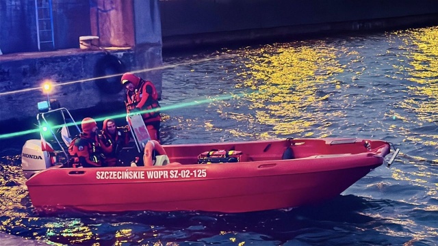 Fot. WOPR Świnoujście Auto na dnie Kanału Piastowskiego w Świnoujściu [ZDJĘCIA]