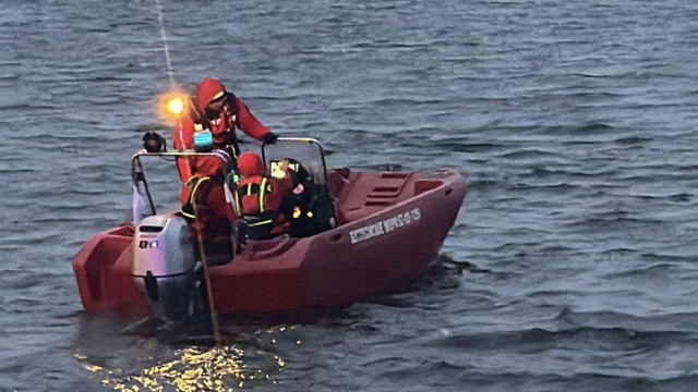 Fot. WOPR Świnoujście Auto na dnie Kanału Piastowskiego w Świnoujściu [ZDJĘCIA]