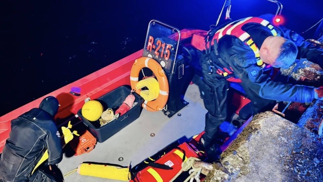 Fot. WOPR Świnoujście Auto na dnie Kanału Piastowskiego w Świnoujściu [ZDJĘCIA]