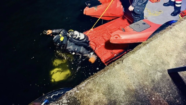 Fot. WOPR Świnoujście Auto na dnie Kanału Piastowskiego w Świnoujściu [ZDJĘCIA]
