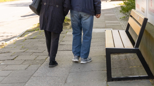 Fot. Robert Stachnik [Radio Szczecin] Pogodno. Ławki są, śmietników brak. Krytyczne opinie mieszkańców [ZDJĘCIA]