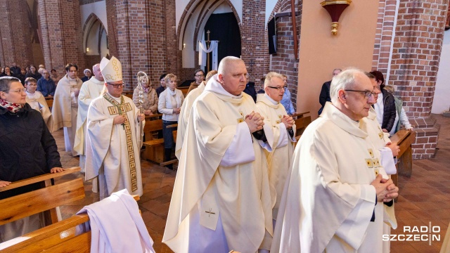 Fot. Robert Stachnik [Radio Szczecin] Modlitwy za papieża Franciszka w katedrze [ZDJĘCIA]