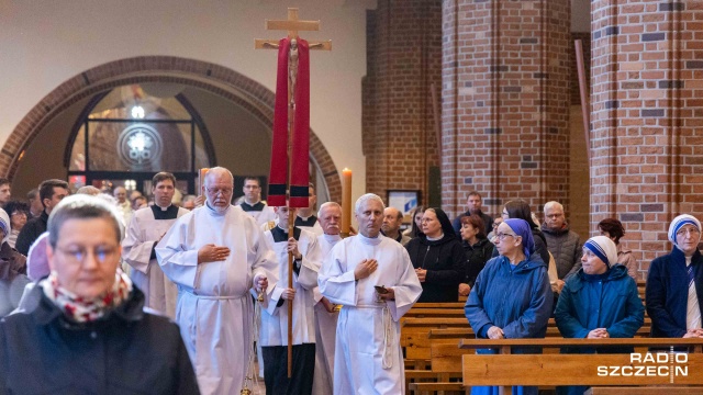 Fot. Robert Stachnik [Radio Szczecin] Modlitwy za papieża Franciszka w katedrze [ZDJĘCIA]