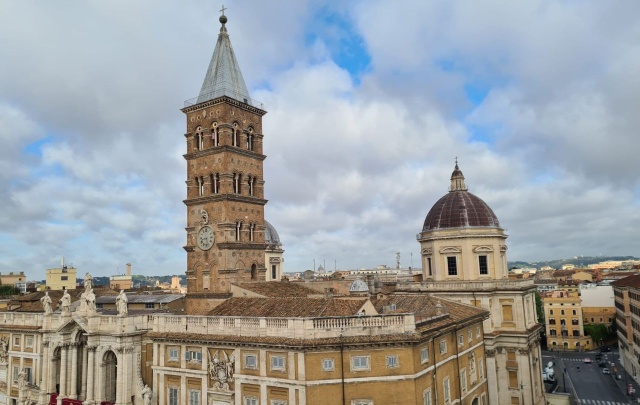 Bazylika Matki Bożej Większej w Rzymie, a w tle kopuła Bazyliki św. Piotra i Pawła. Fot. Ks. Maciej Czaczyk Symboliczne miejsce pochówku Papieża Franciszka