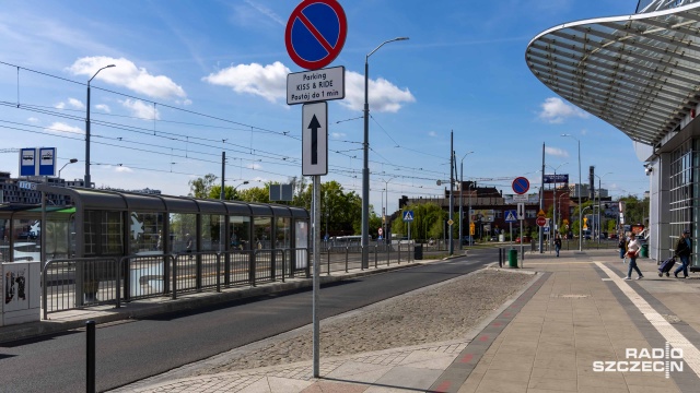 Fot. Robert Stachnik [Radio Szczecin] Kiss & Ride przy dworcu notorycznie okupowany przez taksówkarzy [WIDEO, ZDJĘCIA]