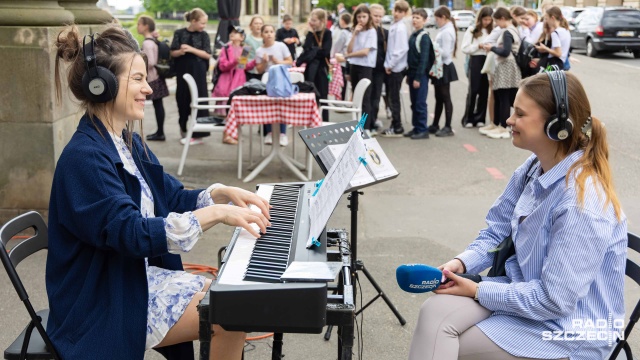 Barbara Drazkov i reporterka Radia Szczecin Julia Nowicka. Fot. Robert Stachnik [Radio Szczecin] Niecodzienny koncert Silent Piano na Wałach Chrobrego [WIDEO, ZDJĘCIA]