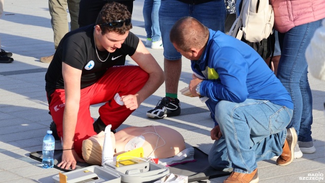 Fot. Przemysław Polanin [Radio Szczecin] Nauka pierwszej pomocy na wiecu wyborczym
