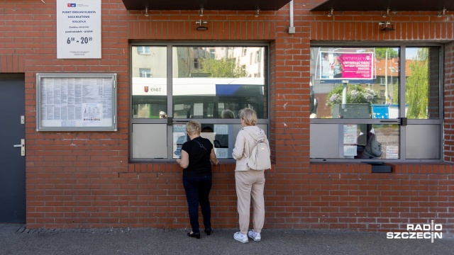 Kasa ZDiTM. Fot. Robert Stachnik [Radio Szczecin] Mieszkańcy: drożeją bilety komunikacji miejskiej, ale... nie można ich kupić [ZDJĘCIA]
