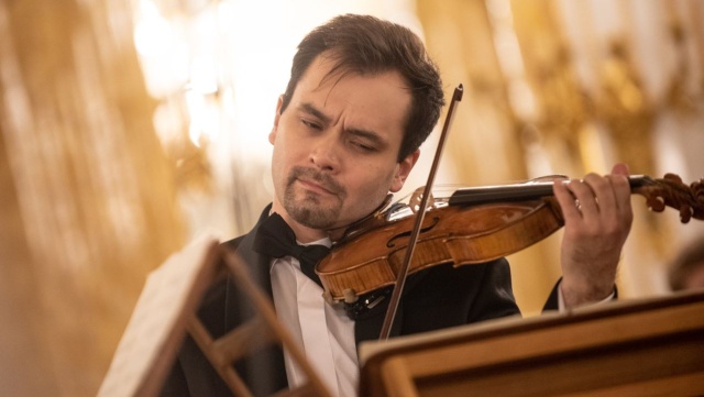 Prof. Janusz Wawrowski gra na skrzypcach Antonio Stradivariego zbudowanych w 1685 roku. Fot. Kinga Karpati, Daniel Zarewicz Cudotwórcy na 7. Festiwalu Szczecin Classic [ZDJĘCIA]