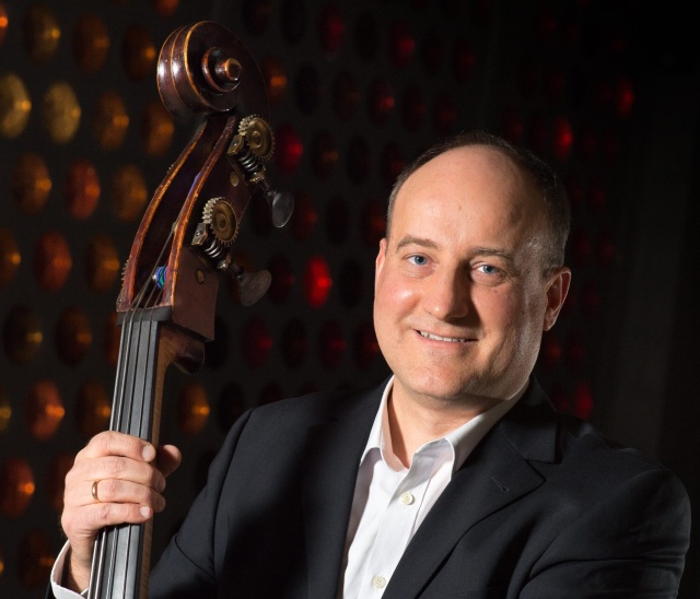 Janusz Widzyk – kontrabasista. Fot. Materiay prasowe Baltic Neopolis Orchestra Cudotwórcy na 7. Festiwalu Szczecin Classic [ZDJĘCIA]