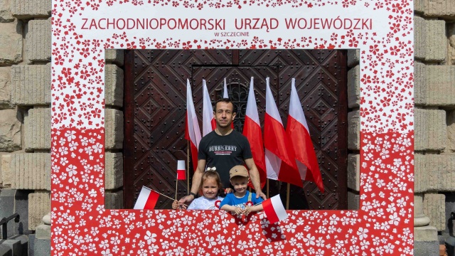 Fot. Robert Stachnik [Radio Szczecin] Za dar krwi otrzymali biało-czerwone flagi. Szczecin świętuje [WIDEO, ZDJĘCIA]