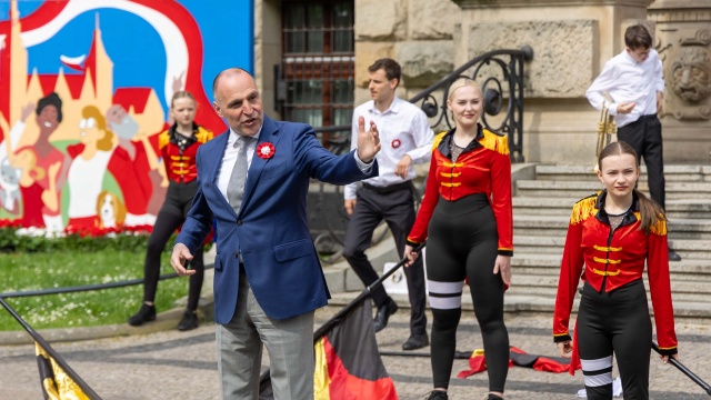 Fot. Robert Stachnik [Radio Szczecin] Za dar krwi otrzymali biało-czerwone flagi. Szczecin świętuje [WIDEO, ZDJĘCIA]