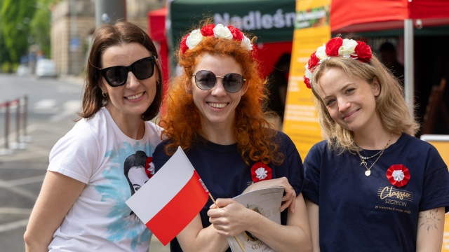 Fot. Robert Stachnik [Radio Szczecin] Za dar krwi otrzymali biało-czerwone flagi. Szczecin świętuje [WIDEO, ZDJĘCIA]