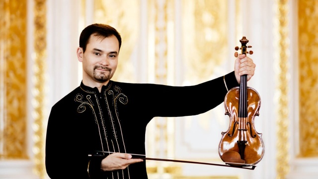 Janusz Wawrowski ze skrzypcami Antonio Stradivariego z 1685 roku. Fot. Kinga Karpati, Daniel Zarewicz Prof. Janusz Wawrowski zagra na skrzypcach Stradivariusa podczas 7. Festiwalu Szczecin Classic [ZDJĘCIA]